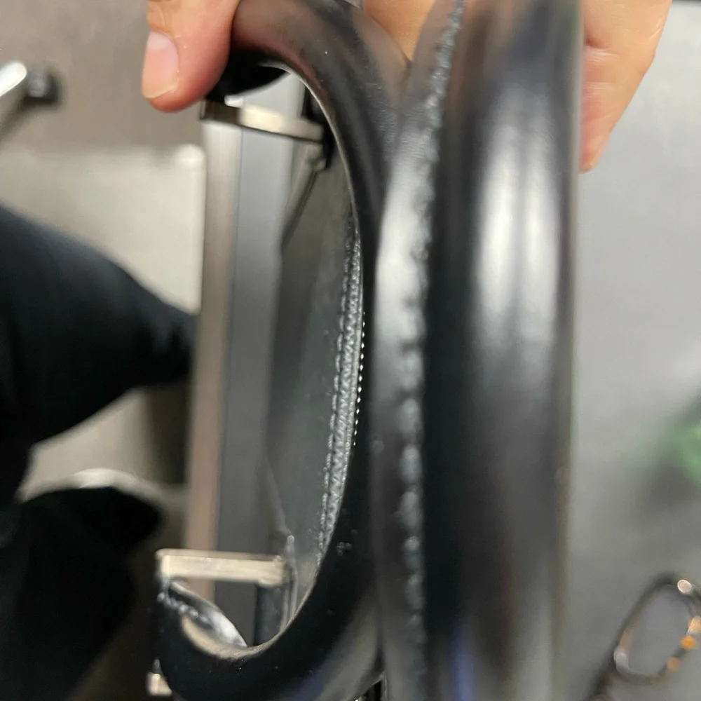 Louis Vuitton mens office bag. Slight Wear but in very good condition. - Picture 4 of 8